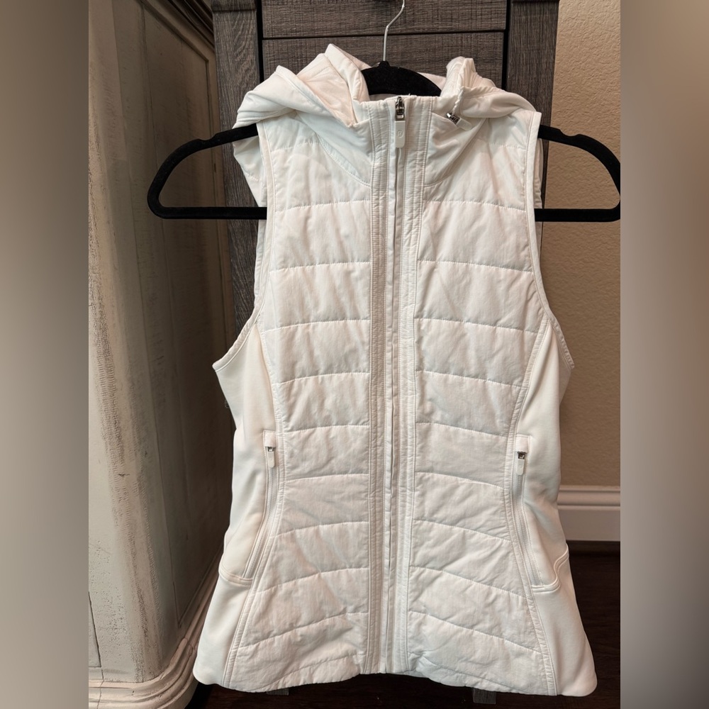 Lululemon Another Mile Vest in white, size 6 EUC. Removable hood.